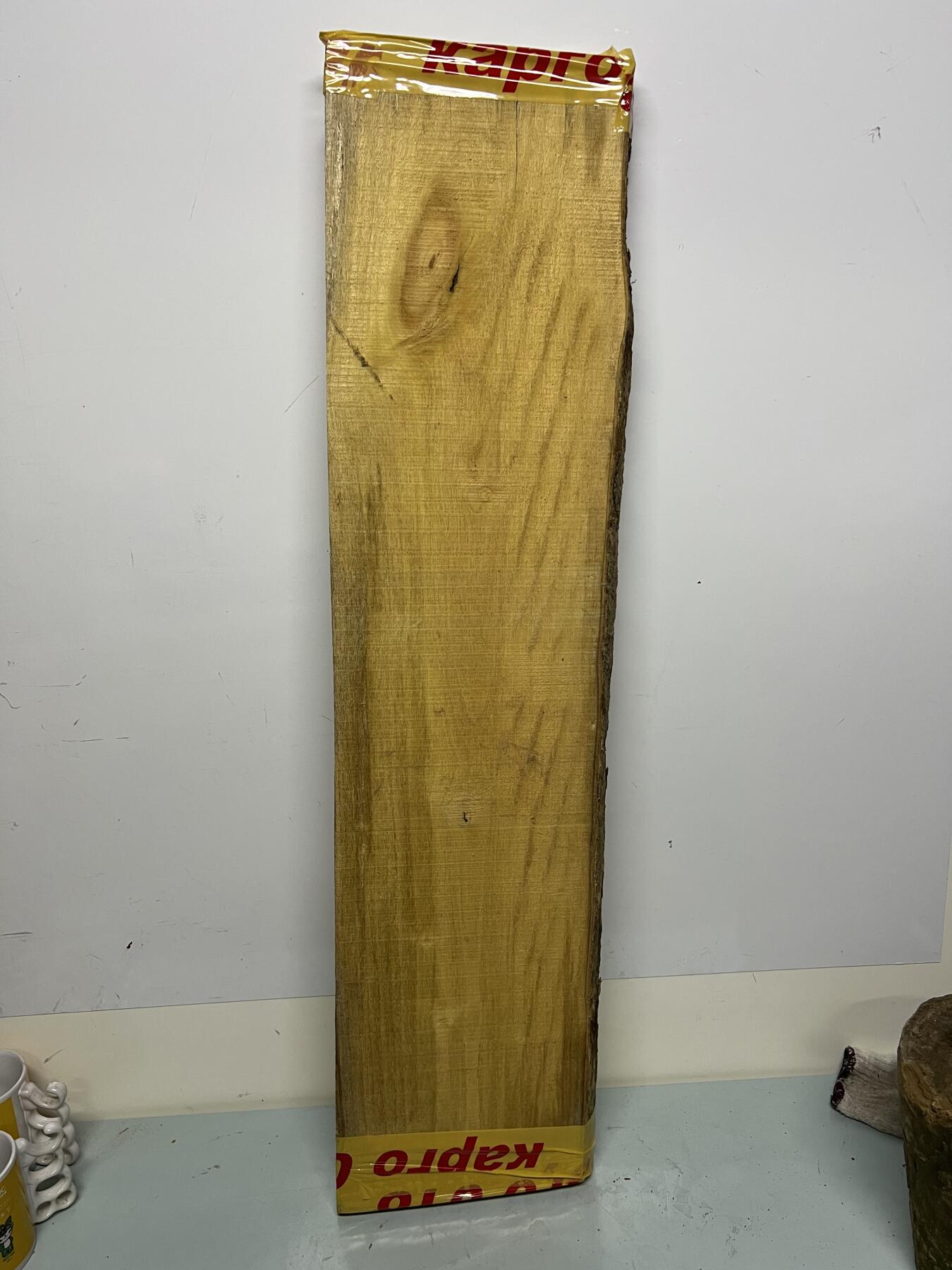 零元拍：NO.1虎皮纹金丝楠板子，重约十一斤多。无需打磨就已经金光闪闪。满金丝药香，尺寸约：94/24/4CM，天然原材料不可避免有裂有瑕疵，介意勿拍