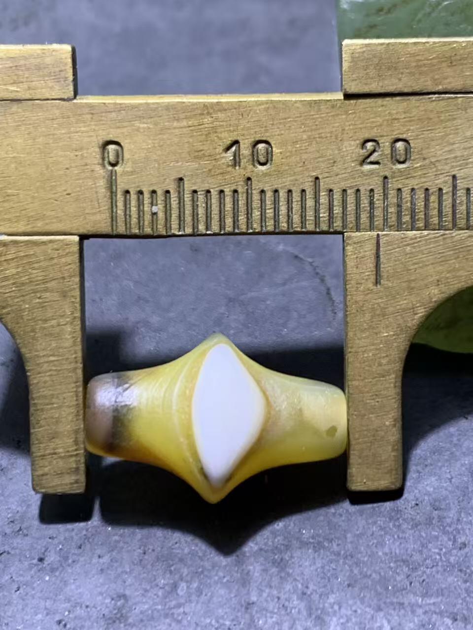 高玉化风化纹缠丝玛瑙随形碟珠一颗