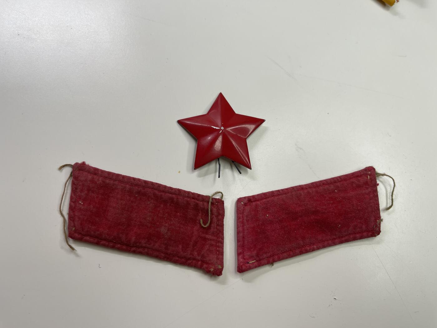 新时代收藏快速小拍 拍卖本周一线所得新货 4月2日场 早期三点红扎线版领章一套