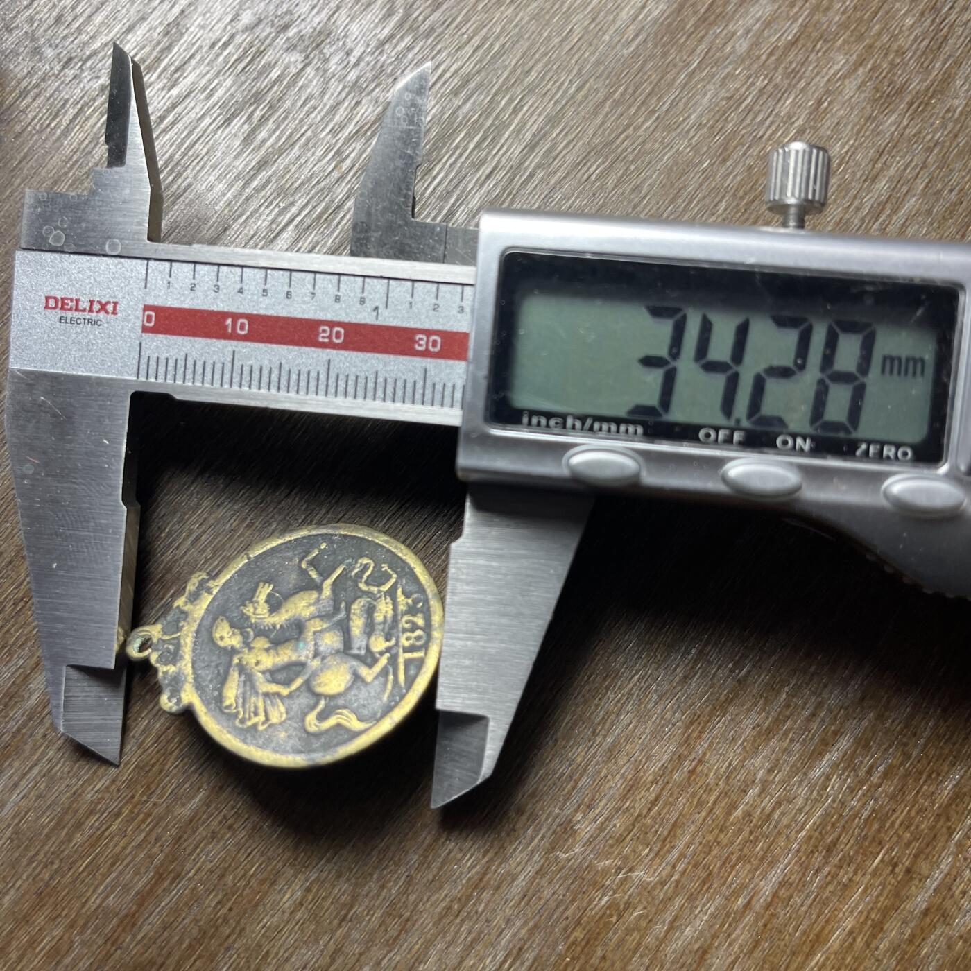 1823年英国乔治四世时期“马剑”纪念章/代币吊坠，并非流通货币，材质为黄铜/青铜，是典型的欧洲古董饰品。