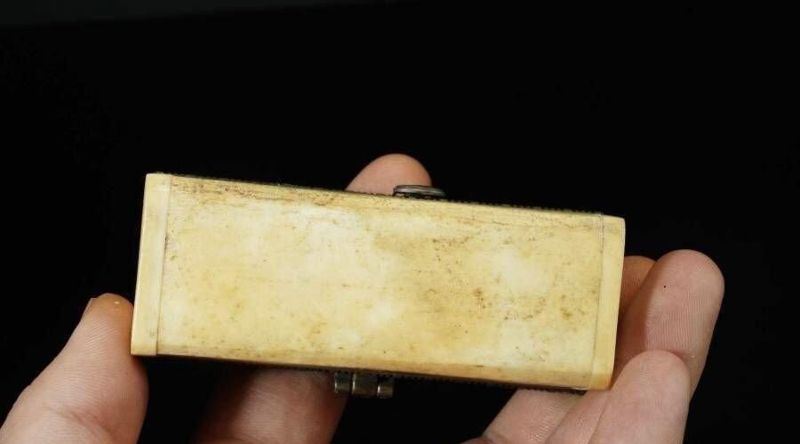 江南站杂件场 耗牛骨小盒两只