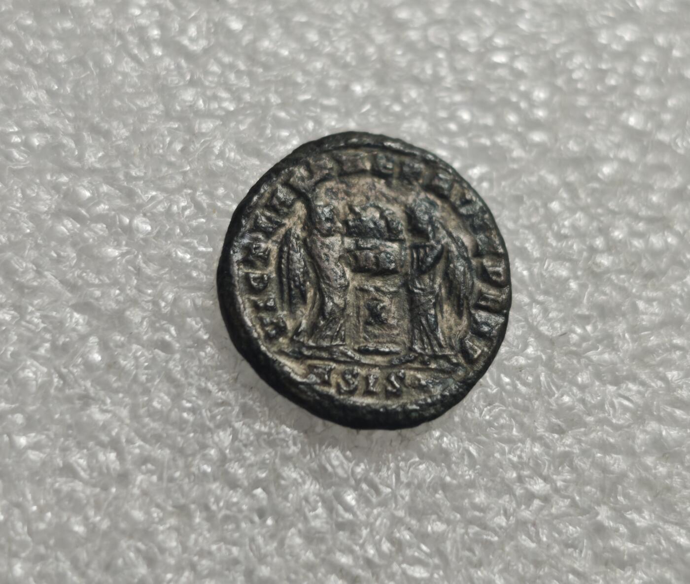 瓶子🏺第235期拍卖会  古罗马阿纳斯塔修斯一世（Anastasius I, 491–518年在位）拜占庭皇帝阿纳斯塔修斯一世。 ​ - 特征：他佩戴着带有垂饰的盔形军帽（Galea/Cuirassed Helmet），身穿铠甲（Cuirass）。这是拜占庭早期钱币典型的军人形象设定，寓意皇帝作为军队统帅与守护者