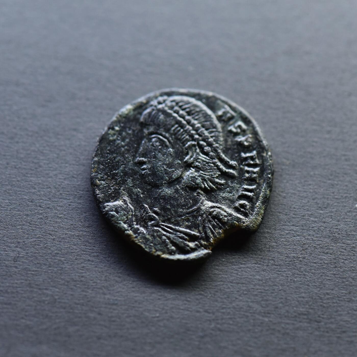 【良泉】4月16日【西方古代打制币】拍卖108件 【百分币】公元348-351年【古罗马】君士坦提乌斯二世“罗马士兵安置戴自由帽的蛮族”君士坦丁堡造币厂，3.05克