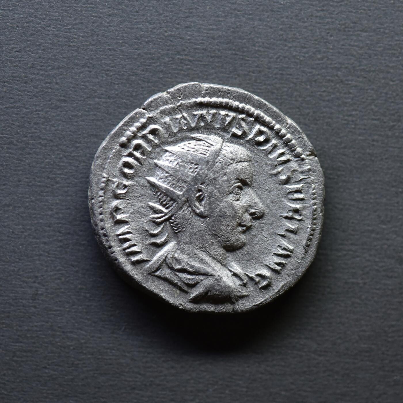 【良泉】4月16日【西方古代打制币】拍卖108件 【美品】公元240年【古罗马】戈尔迪安三世，青年像，背公平女神，双迪纳里（安敦尼）银币，4.28克