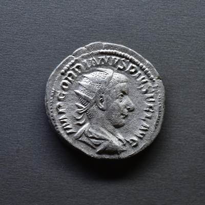 【良泉】4月16日【西方古代打制币】拍卖108件 - 【美品】公元240年【古罗马】戈尔迪安三世，青年像，背公平女神，双迪纳里（安敦尼）银币，4.28克