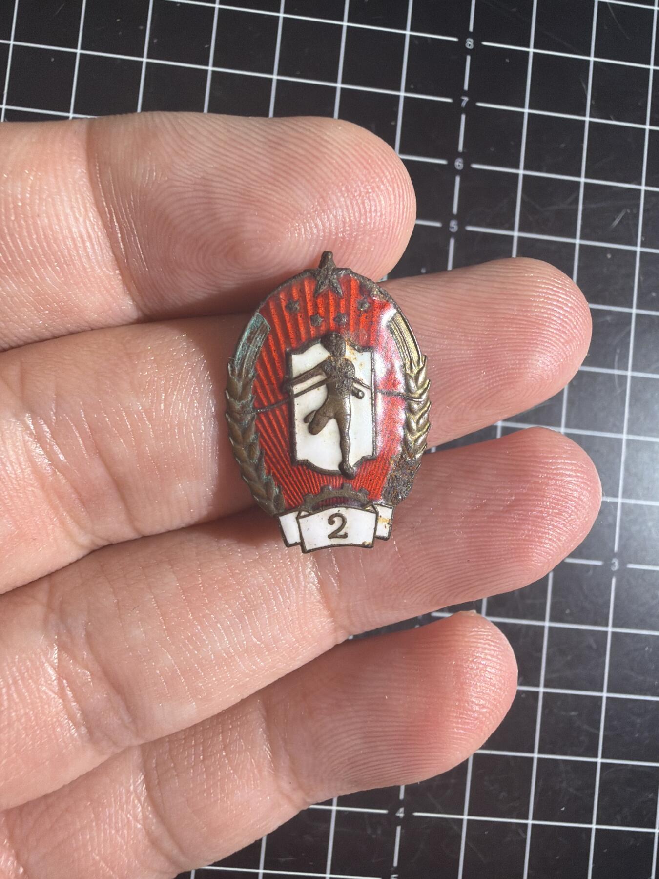 五十年代铜珐琅小劳卫制章