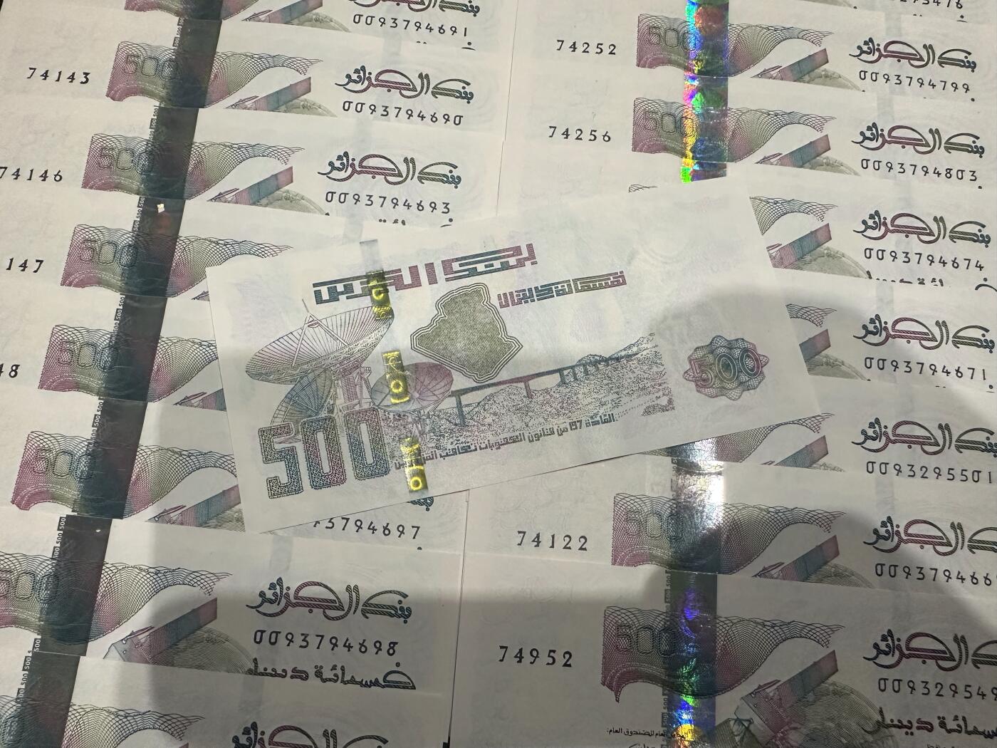 《外钞收藏家》第六百二十三期（精选场）（长期征集拍品、欢迎藏友们联系合作） 阿尔及利亚500第纳尔 20张一起 全新UNC