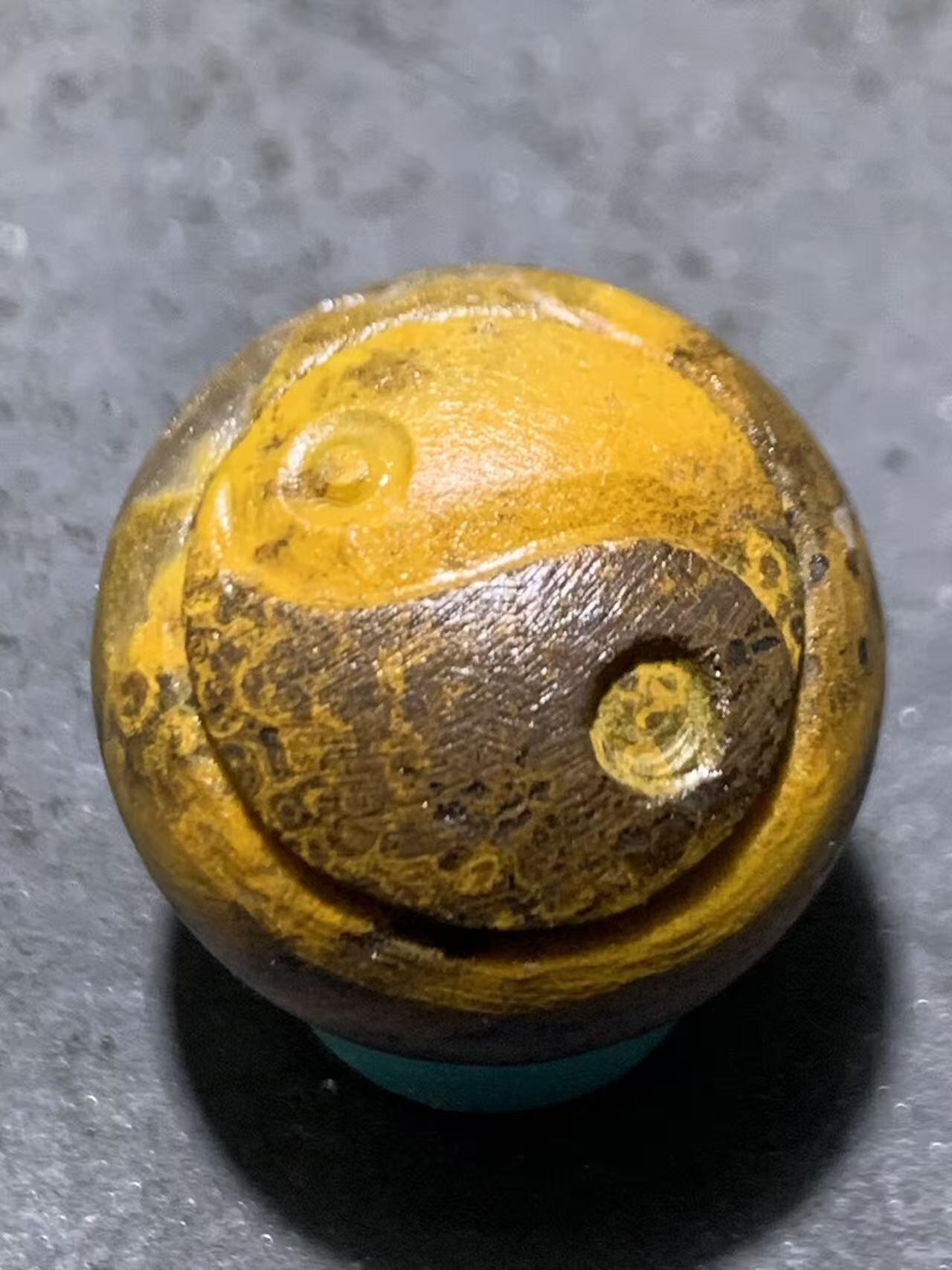 精美亚光九眼页岩天珠雕刻太极阴阳鱼圆珠一颗！