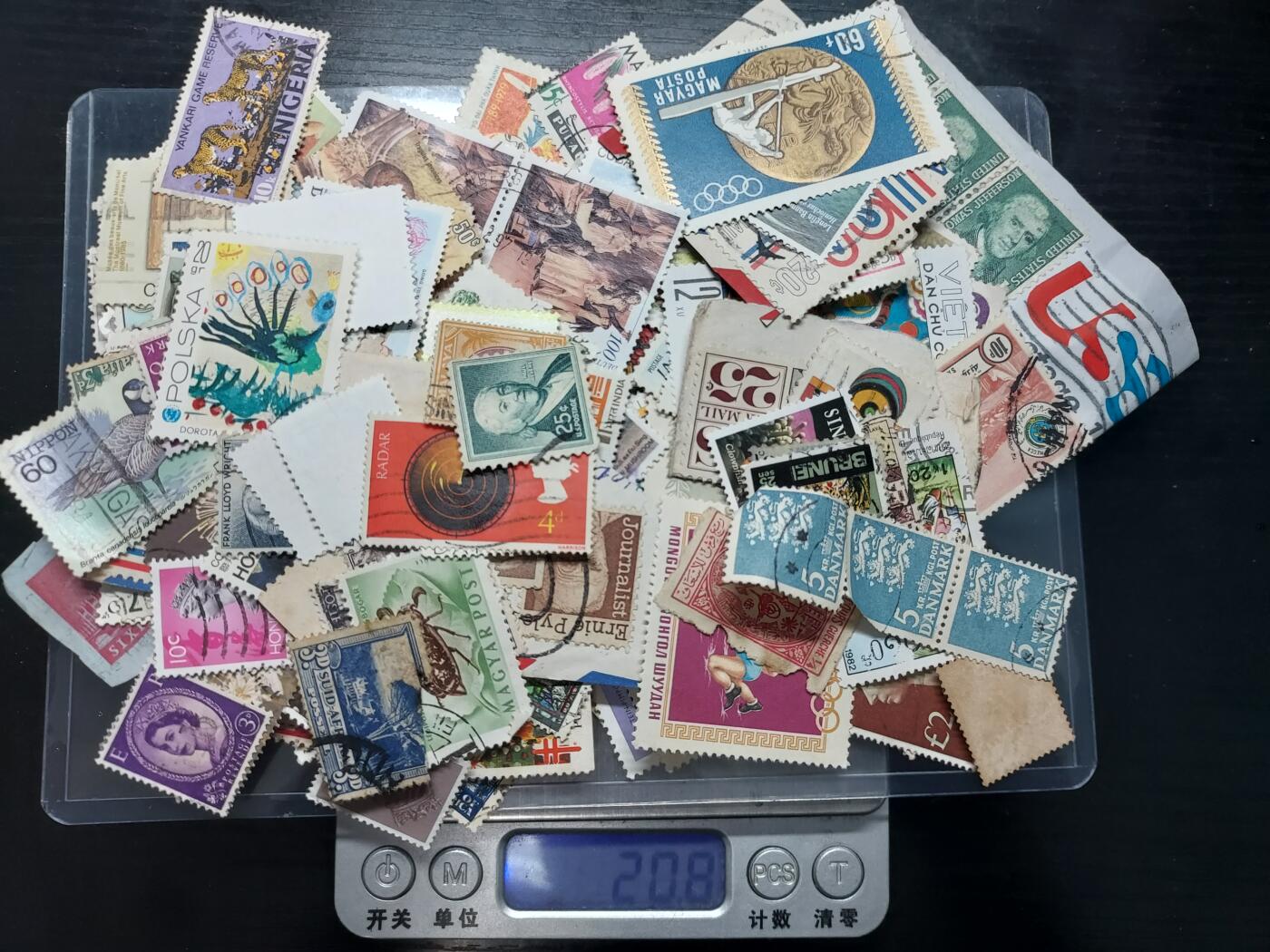 博彦收藏    4月8日 8点 邮票专场 外国邮票一组 重20克左右 约200枚（估算值）部分有瑕疵 部分上品 