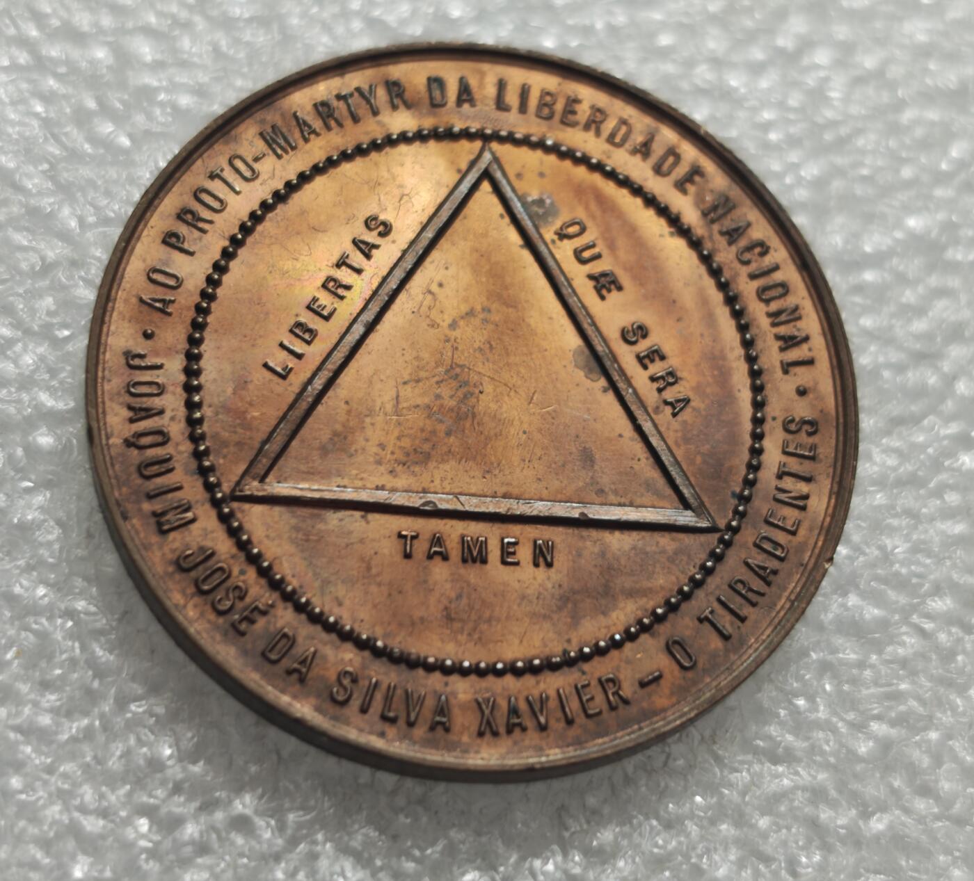 瓶子🏺第235期拍卖会  好品铜光  巴西民族英雄蒂拉登特斯（Tiradentes）百年殉道纪念铜章   纪念巴西独立先驱若阿金·若泽·达·席尔瓦·沙维尔（Joaquim José da Silva Xavier，绰号“蒂拉登特斯”）殉道百年而铸造的铜质纪念章  背面等边三角形，拉丁文格言 LIBERTAS QUAE SERA TAMEN（“纵然如此，自由终将到来”），米纳斯吉拉斯密谋运动的口号 三角形象征平等与坚定 