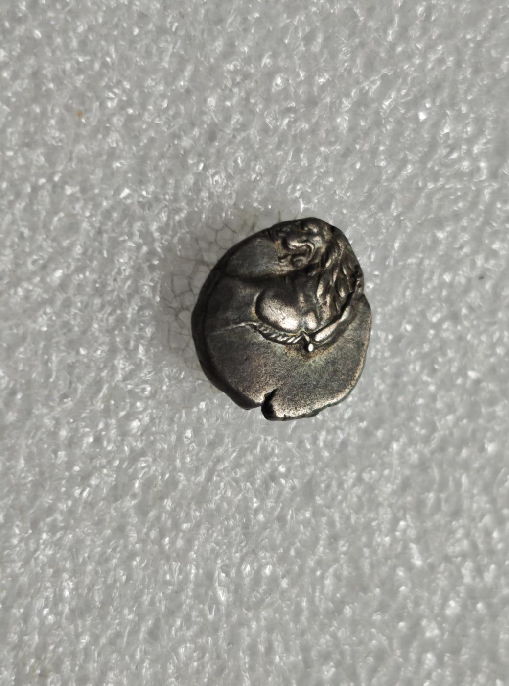 瓶子🏺第235期拍卖会  古希腊时期的“回头狮”银币（也常被归类为吕底亚/爱奥尼亚风格），属于公元前6-5世纪的古代地中海文明遗存，是西方钱币学的经典类型