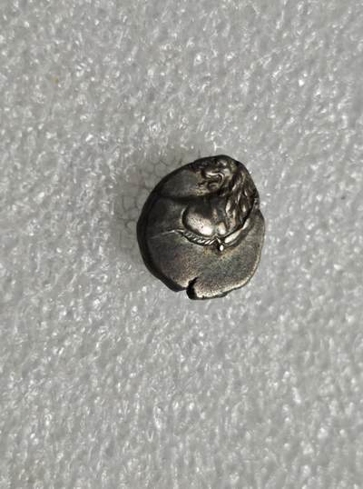 瓶子🏺第235期拍卖会 -  古希腊时期的“回头狮”银币（也常被归类为吕底亚/爱奥尼亚风格），属于公元前6-5世纪的古代地中海文明遗存，是西方钱币学的经典类型