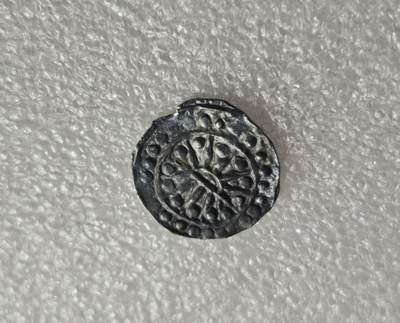 瓶子🏺第235期拍卖会 -  公元4–8世纪古骠国（缅甸早期城邦文明）的打制银币，是东南亚最早的铸币类型之一 旭日（Rising Sun）图案，由放射状线条与中心圆点构成，象征太阳崇拜与毗湿奴信仰；外围环绕连珠纹边框，是受中亚与印度钱币影响的典型装饰 背面中央为室利靺蹉（Srivatsa）神庙/吉祥符号，简化为三拱祭坛造型，上方带有日月符号，两侧常伴随万字符（代表毗湿奴肚脐）与双头鼓（象征湿婆），体现印度教文化在骠国