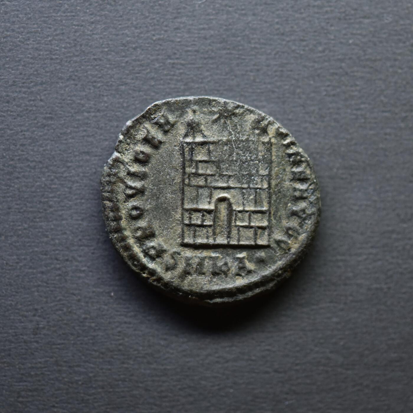 【良泉】4月16日【西方古代打制币】拍卖108件 【极美品】公元324-326年【古罗马】君士坦丁大帝“军塔营门”铜币，基齐库斯造币厂打制，2.65克