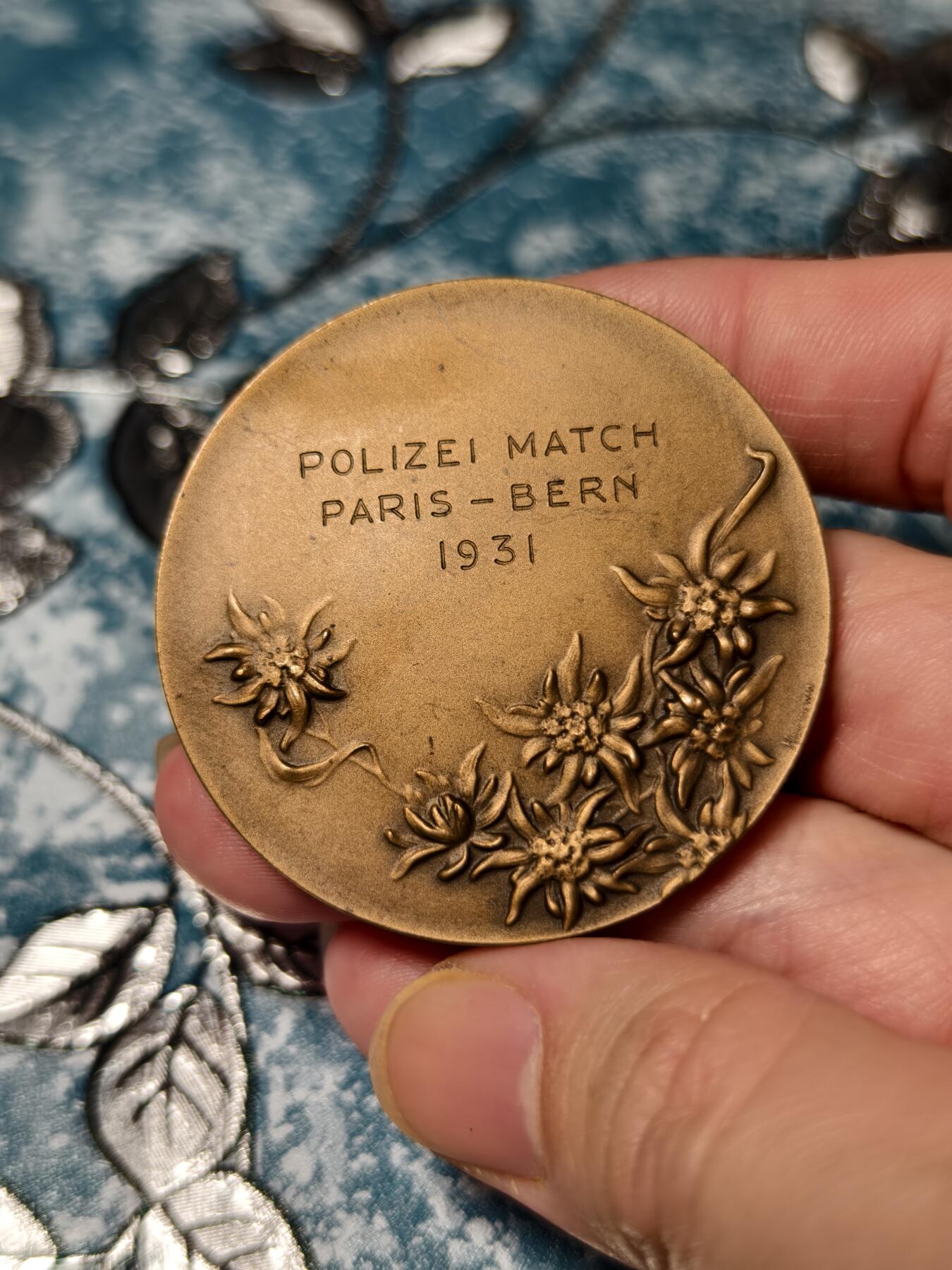 抚柳草堂-第二十一期章牌钱币  奖章勋章 满百包邮 放漏专场 1931法国巴黎与瑞士伯尔尼国际警察跨国赛事纪念铜章 60.8克 49.5mm 好品种正反面浮雕皆精美