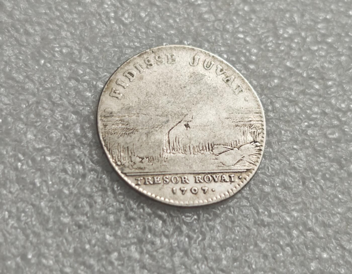 瓶子🏺第235期拍卖会  法国太阳王路易十四1707年皇家金库银质纪念章   这是一枚法国路易十四时期（1707年）发行的银质皇家金库纪念章（Jeton du Trésor Royal），属于法国近代早期的财政与王权象征类藏品