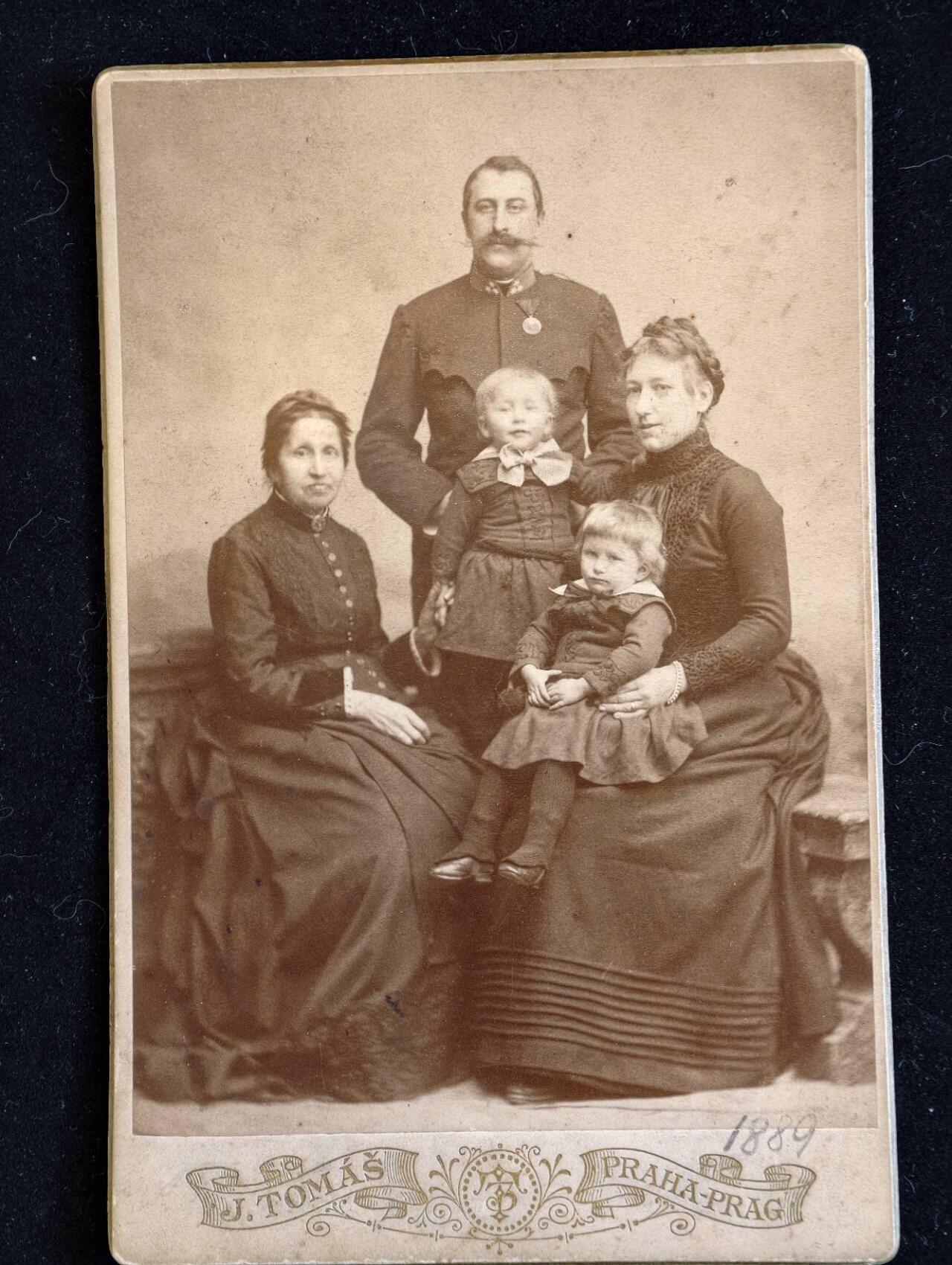 凯旋世界勋赏（第23期）（欢迎送拍）（对拍品有疑问请询问客服，不接受到手刀，出价默认拍品品相。请认真阅读拍卖规则！出价默认已认可！）（收到货请录制开箱视频，无视频概不处理问题。） 奥匈帝国 1889年 时任上尉安东·鲍尔 与他妻子，长辈，以及儿女的早期合照，背面写了照片里几人的名字，照片由布拉格著名的摄影师 J. Tomáš 拍摄