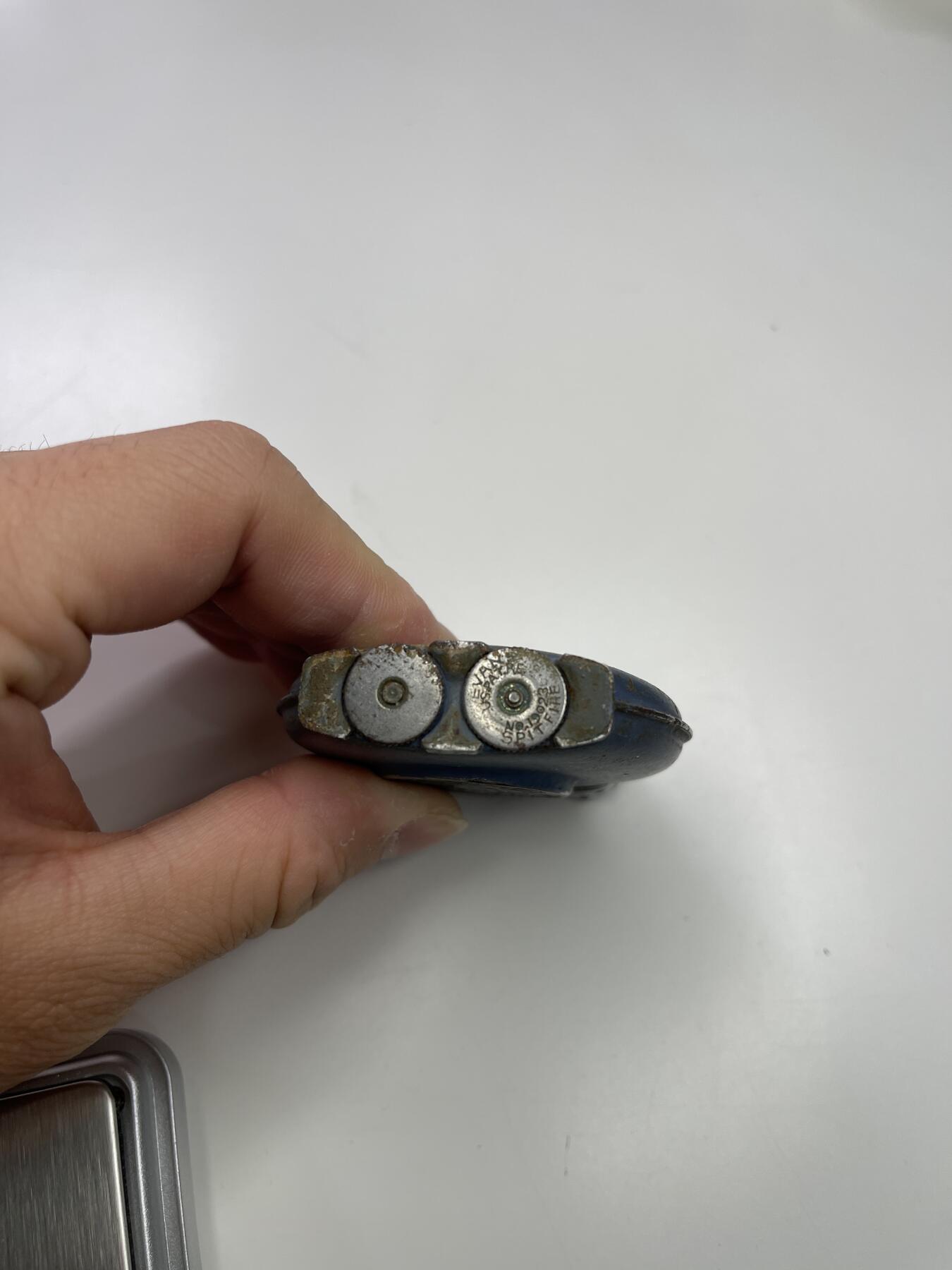 新时代收藏快速小拍 拍卖本周一线所得新货 4月2日场 二战美军埃文斯打火机 非常经典的二战火机 与帽徽为同一原主人 原主镶了一枚英国便士做装饰 大概是因为便士上有桅杆帆船