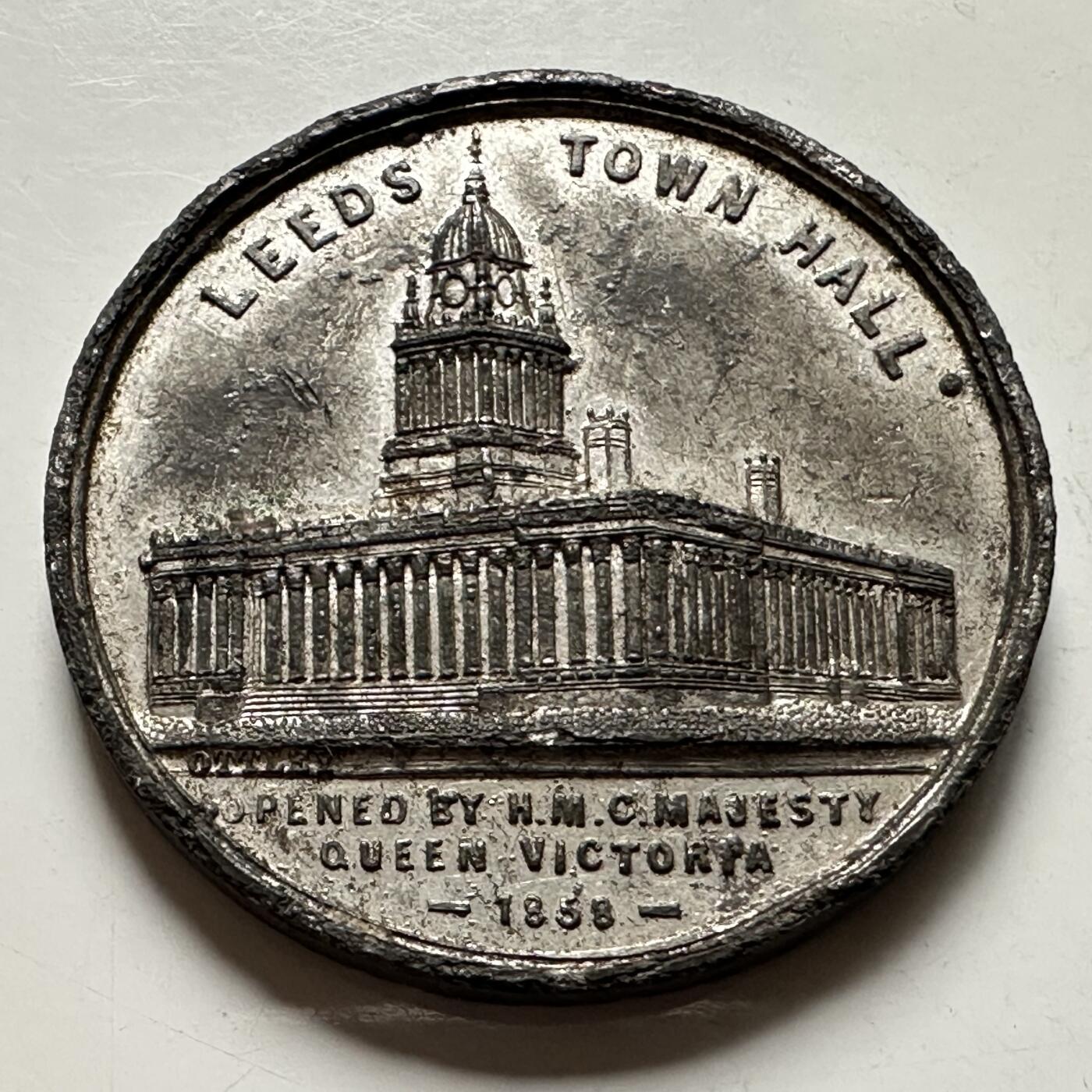 🌹外币初藏🌹🐯2026年第36场   每周二四六晚8️⃣点 接代拍 英国 1858年 维多利亚与阿尔伯特 利兹市政厅落成 白金属纪念章 35.8毫米