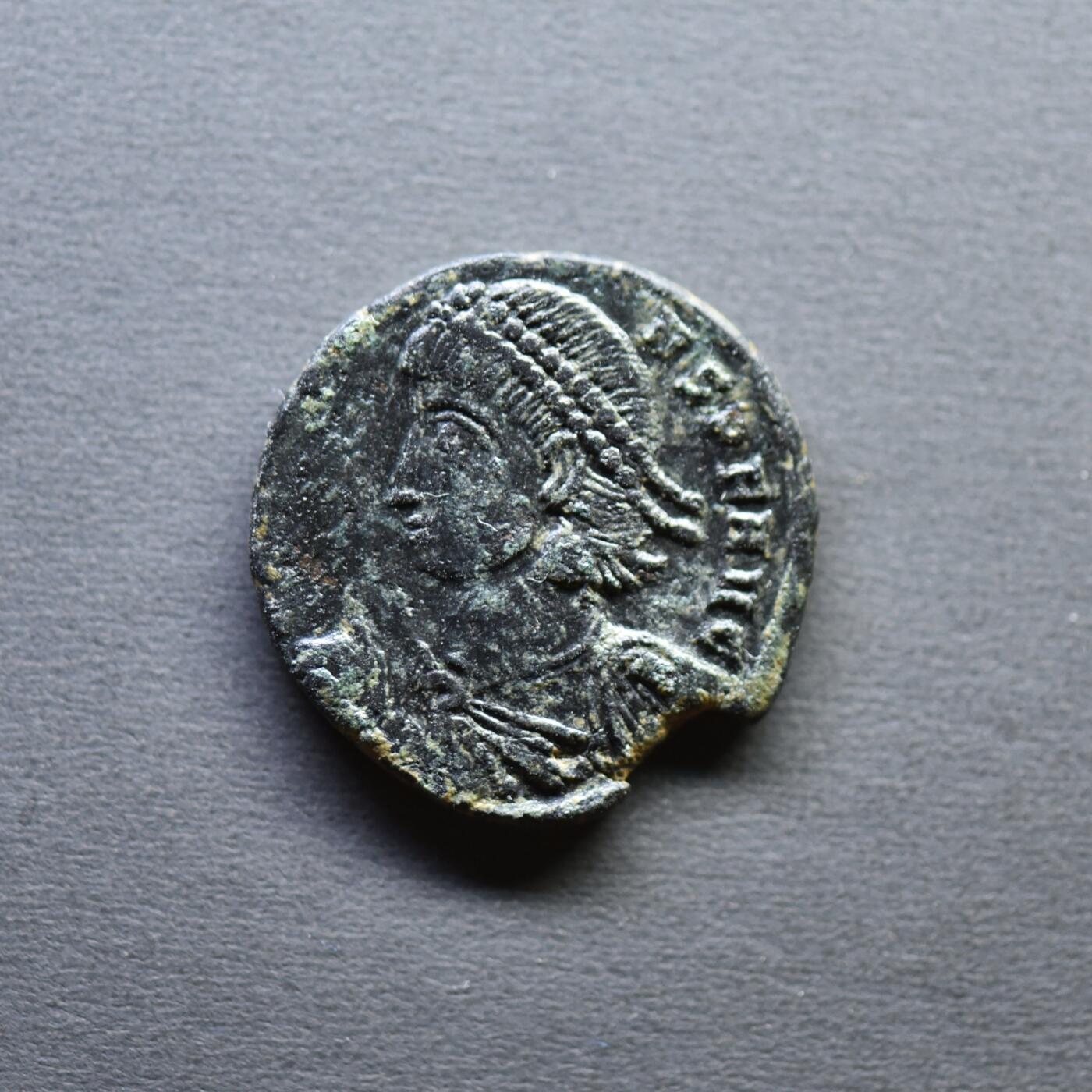 【良泉】4月16日【西方古代打制币】拍卖108件 【百分币】公元348-351年【古罗马】君士坦提乌斯二世“罗马士兵安置戴自由帽的蛮族”君士坦丁堡造币厂，3.05克