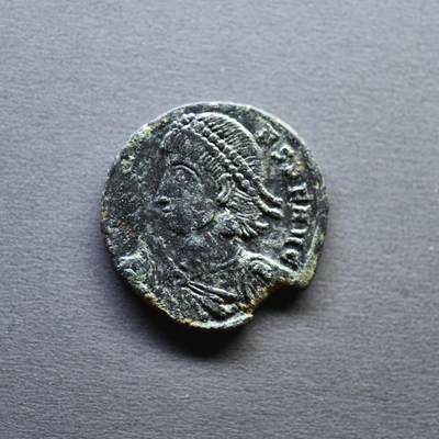 【良泉】4月16日【西方古代打制币】拍卖108件 - 【百分币】公元348-351年【古罗马】君士坦提乌斯二世“罗马士兵安置戴自由帽的蛮族”君士坦丁堡造币厂，3.05克