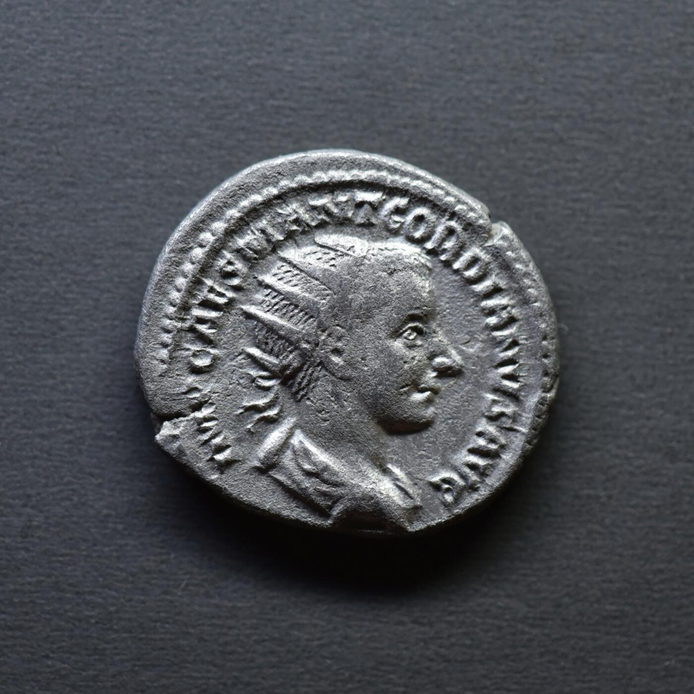 【良泉】4月16日【西方古代打制币】拍卖108件 【极美品】公元238年【古罗马】戈尔迪安三世，幼年像，背预知女神普罗维登西亚，双迪纳里（安敦尼）银币，4.26克