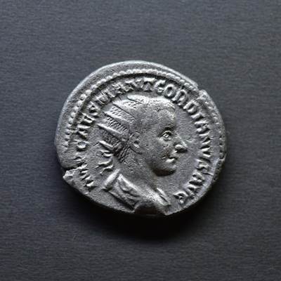 【良泉】4月16日【西方古代打制币】拍卖108件 - 【极美品】公元238年【古罗马】戈尔迪安三世，幼年像，背预知女神普罗维登西亚，双迪纳里（安敦尼）银币，4.26克