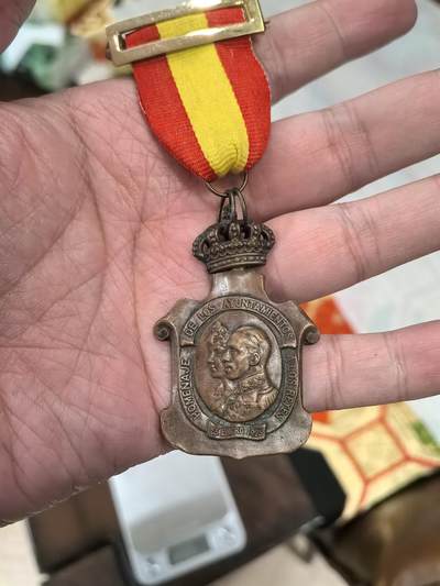 欧洲银章铜章 - 西班牙「市政当局致敬国王」纪念奖章（1925年） 这是一枚西班牙波旁王朝时期的官方纪念铜章