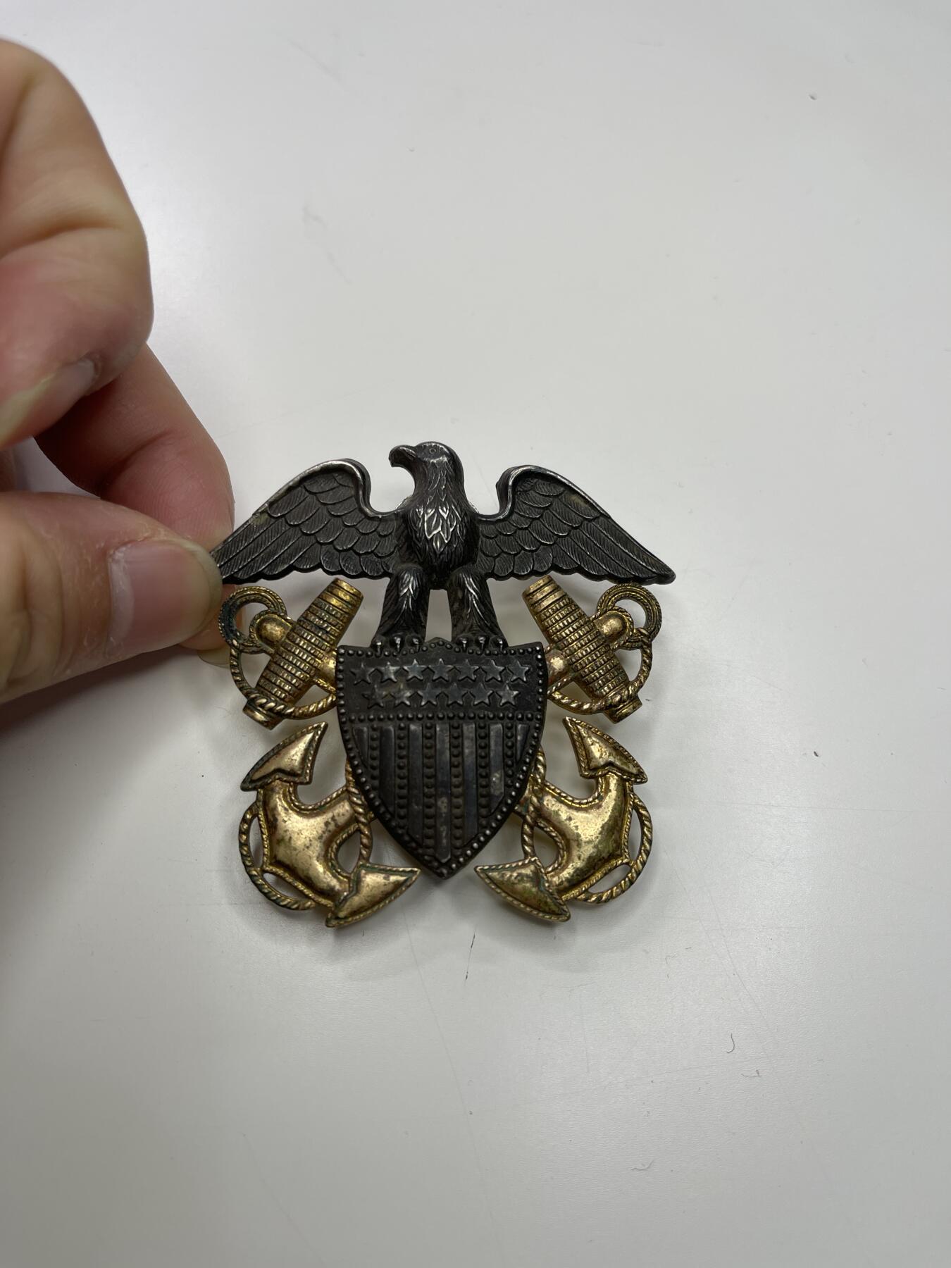 新时代收藏快速小拍 拍卖本周一线所得新货 4月2日场 二战美国海军大帽徽 分体版 盾牌鹰与螺丝为银质 船锚为铜