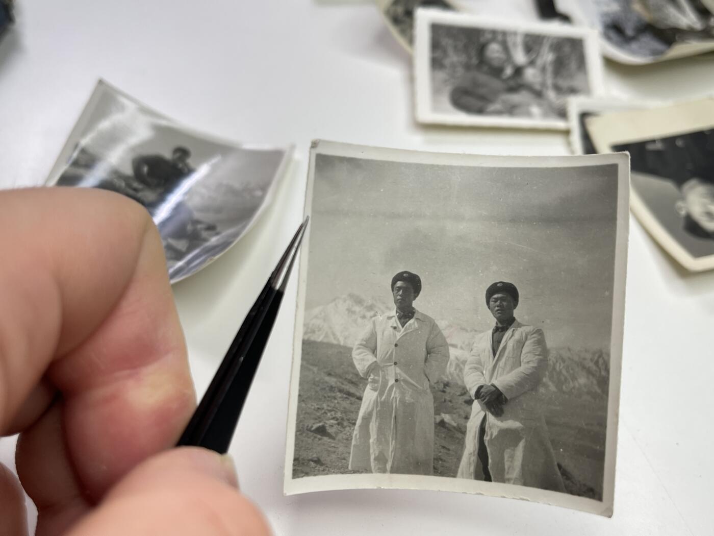 新时代收藏快速小拍 拍卖本周一线所得新货 4月2日场 少见 62对印反击战期间 后方医院军人在高原雪山深处的合照 