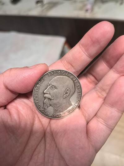 欧洲银章、铜章，大优惠起拍价都是银价计算 一枚纪念何塞·埃切加赖（José Echegaray）的银质纪念章，他是1904年诺贝尔文学奖得主，也是第一位获得诺贝尔奖的西班牙人