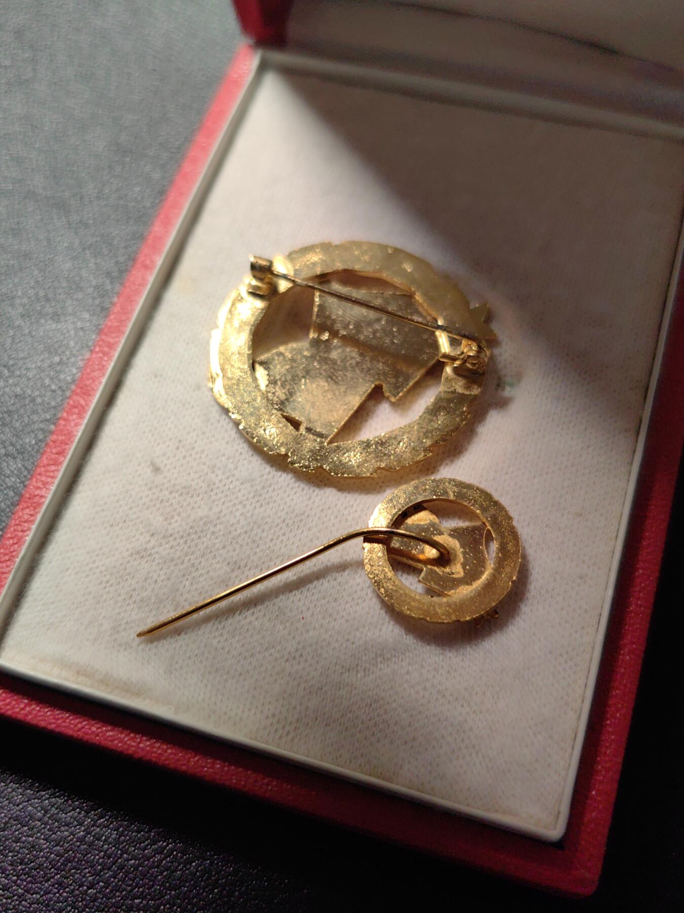 靖甫拍卖第八场 匈牙利共青团 少先队导师证章 原盒略