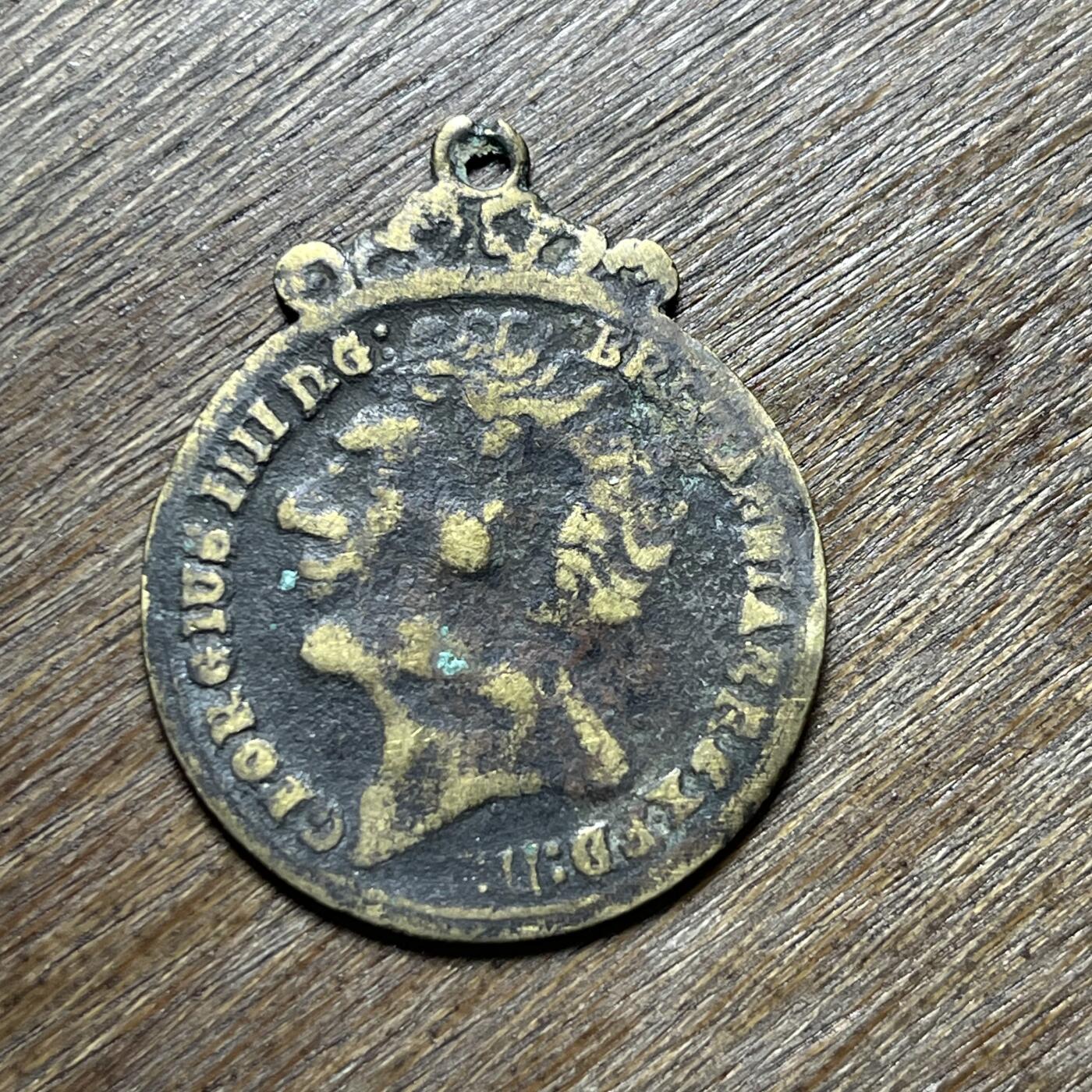 1823年英国乔治四世时期“马剑”纪念章/代币吊坠，并非流通货币，材质为黄铜/青铜，是典型的欧洲古董饰品。