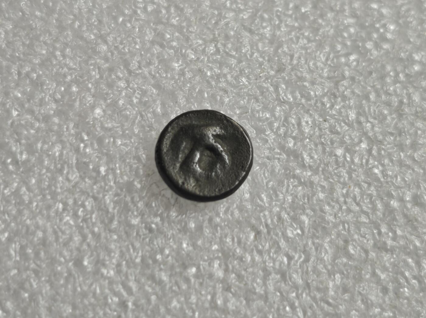 瓶子🏺第235期拍卖会  三佛齐（室利佛逝）檀香花打制银币 东南亚海上丝路核心王朝，无传统方孔钱，以打制金银/银锭/小银币为贸易媒介；檀香是核心出口商品，故以四瓣檀香花为官方戳记/币面主图