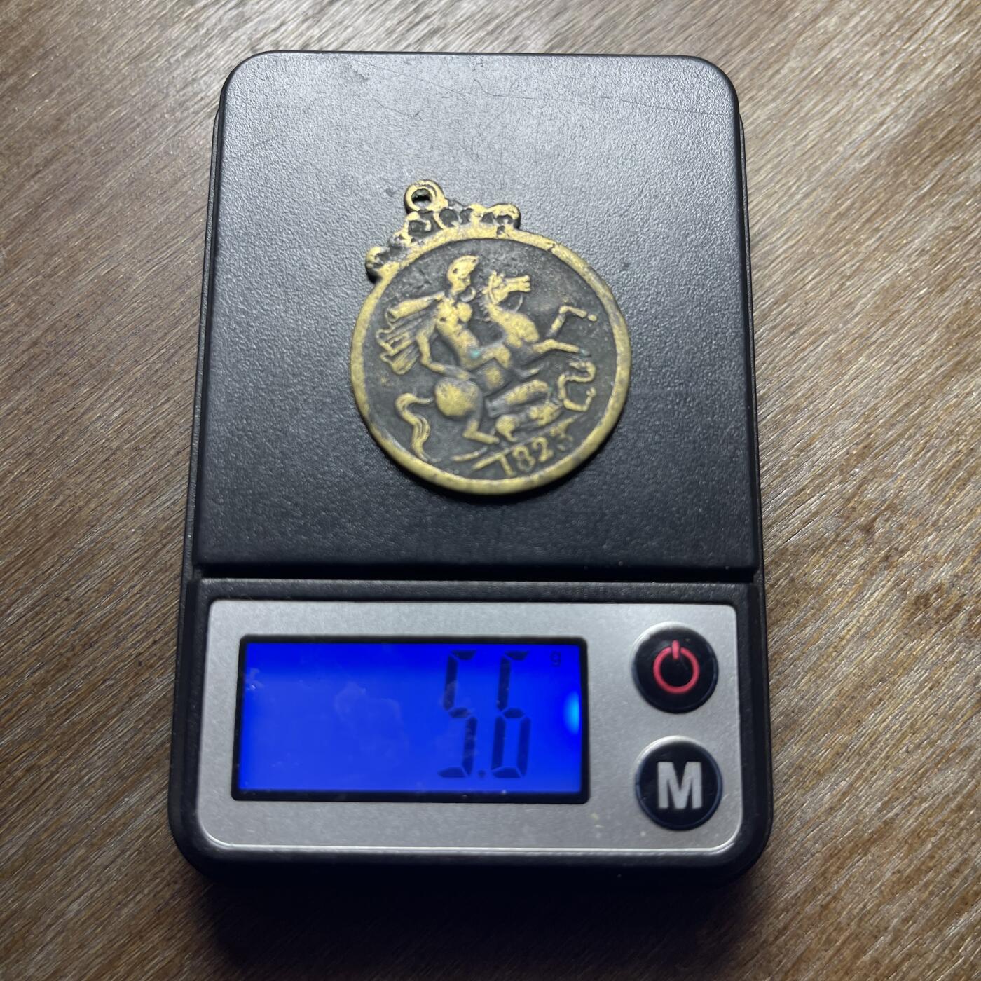 1823年英国乔治四世时期“马剑”纪念章/代币吊坠，并非流通货币，材质为黄铜/青铜，是典型的欧洲古董饰品。