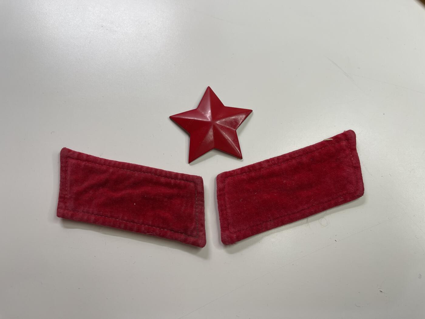 新时代收藏快速小拍 拍卖本周一线所得新货 4月2日场 早期扎线三点红领章帽徽一套 值得收藏