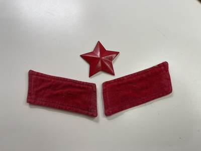 新时代收藏快速小拍 拍卖本周一线所得新货 4月2日场 - 早期扎线三点红领章帽徽一套 值得收藏