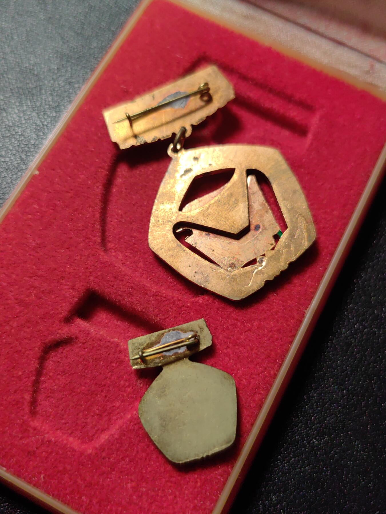 靖甫拍卖第八场 匈牙利工人旅企业优秀生产证章原盒略