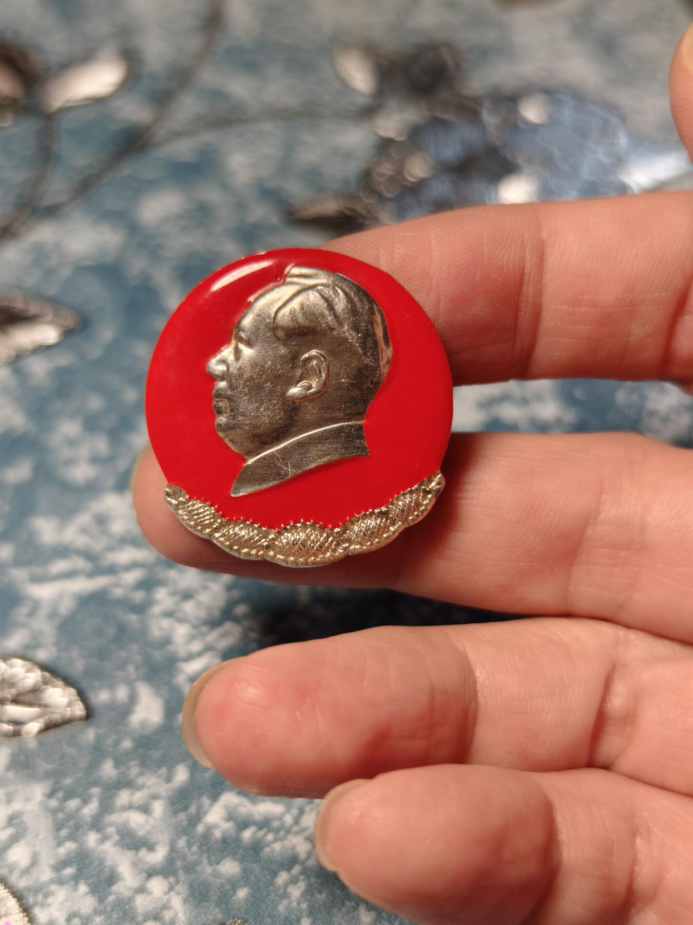 抚柳草堂-第二十一期章牌钱币  奖章勋章 满百包邮 放漏专场 六七十年代 毛主席像章葵花异形  直径30.5mm 品相不错