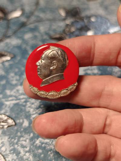 抚柳草堂-第二十一期章牌钱币  奖章勋章 满百包邮 放漏专场 - 六七十年代 毛主席像章葵花异形  直径30.5mm 品相不错
