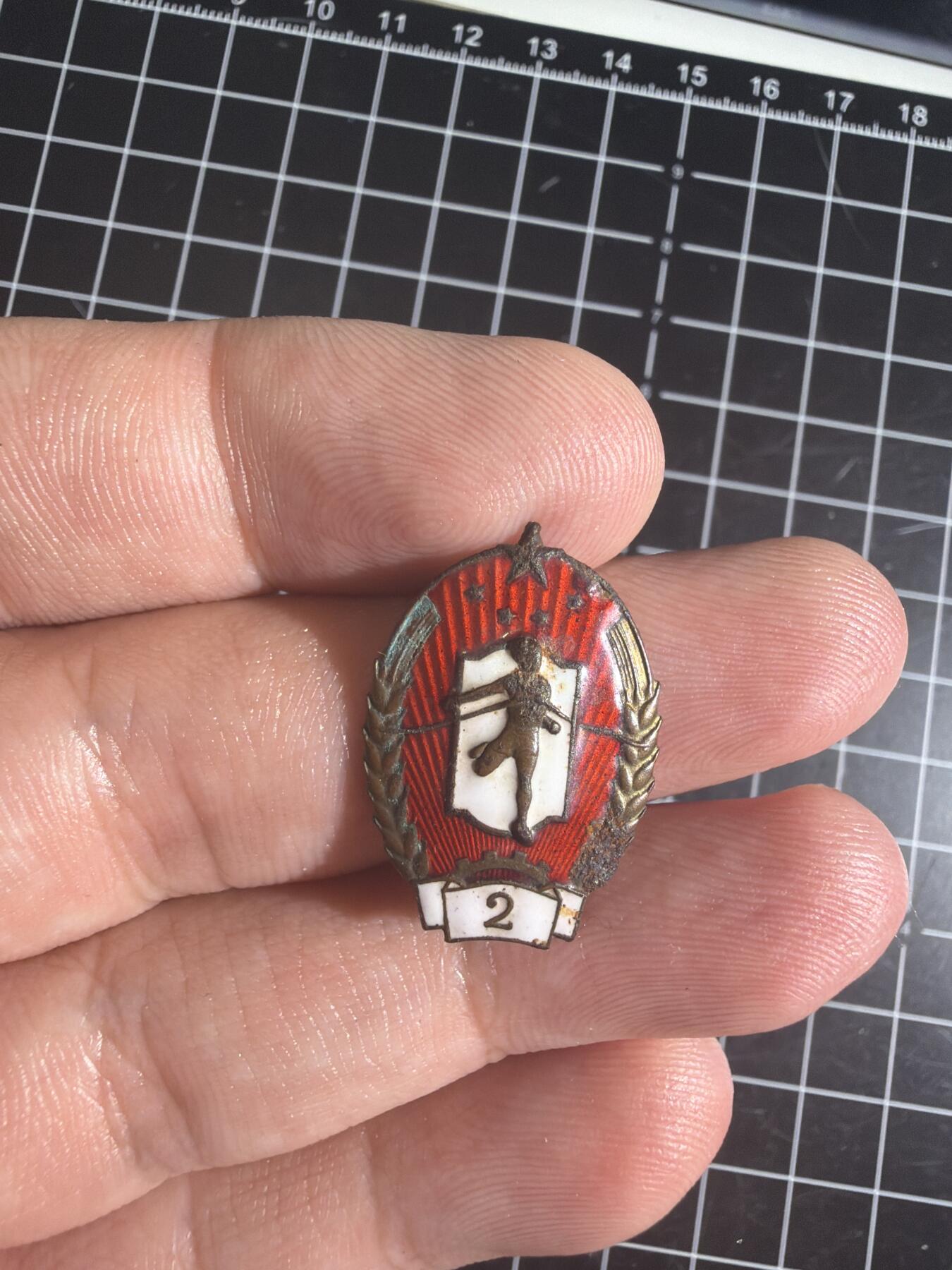 五十年代铜珐琅小劳卫制章