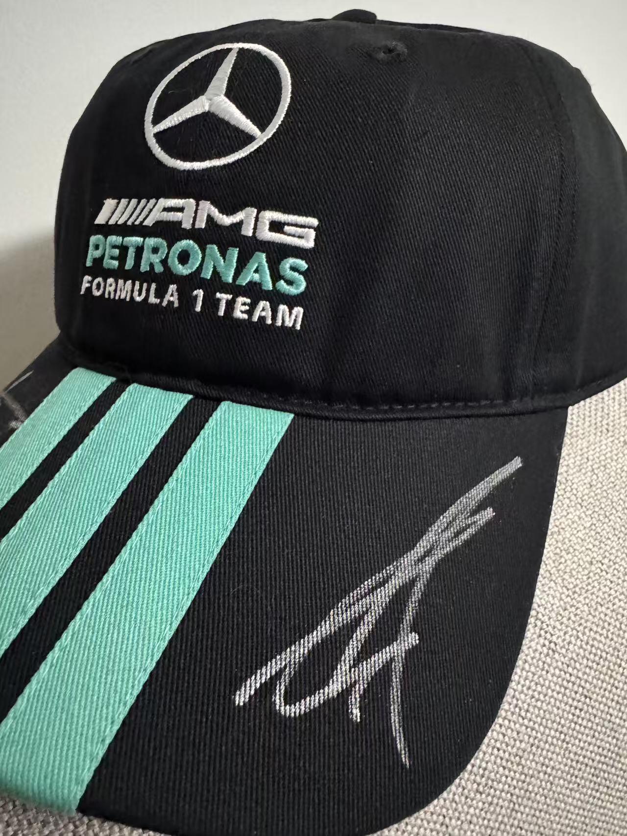 零元拍：银箭王朝，三头狼啸！梅赛德斯AMG马石油F1别车队领队，冠军缔造者托托·沃尔夫，车手乔治·拉塞尔和基米·安东内利“三头狼”合签2026赛季车手帽！