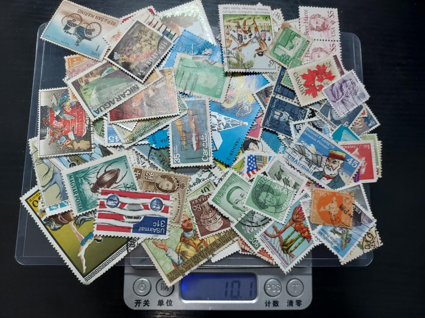 博彦收藏    4月8日 8点 邮票专场 外国邮票一组 重10克左右 约100枚（估算值）部分有瑕疵 部分上品 