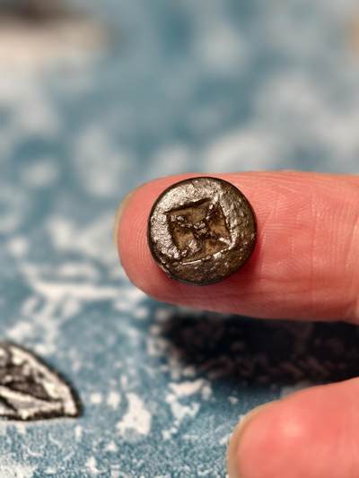 抚柳草堂-第二十一期章牌钱币  奖章勋章 满百包邮 放漏专场 - 三佛齐王国末期至满者伯夷王国早期打制小银币 1.7g重 正面有檀香花徽记，背面爪哇岛文，面值1 Unit或称Masa