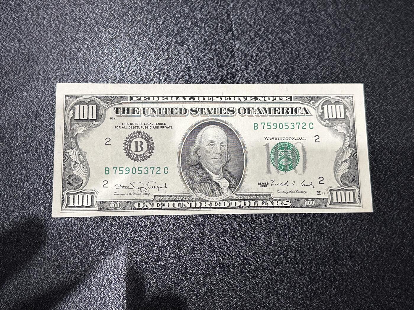 《外钞收藏家》第六百二十三期（精选场）（长期征集拍品、欢迎藏友们联系合作） 1990年美国小头版100美元 全新边角不绝