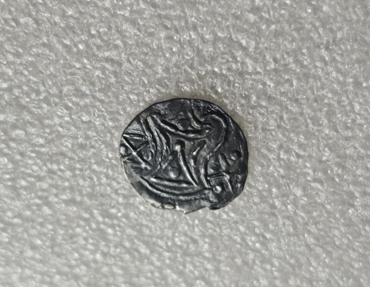 瓶子🏺第235期拍卖会  公元4–8世纪古骠国（缅甸早期城邦文明）的打制银币，是东南亚最早的铸币类型之一 旭日（Rising Sun）图案，由放射状线条与中心圆点构成，象征太阳崇拜与毗湿奴信仰；外围环绕连珠纹边框，是受中亚与印度钱币影响的典型装饰 背面中央为室利靺蹉（Srivatsa）神庙/吉祥符号，简化为三拱祭坛造型，上方带有日月符号，两侧常伴随万字符（代表毗湿奴肚脐）与双头鼓（象征湿婆），体现印度教文化在骠国