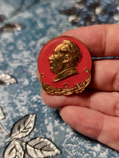 抚柳草堂-第二十一期章牌钱币  奖章勋章 满百包邮 放漏专场 - 六七十年代 毛主席像章 东方红异形 33*30mm 