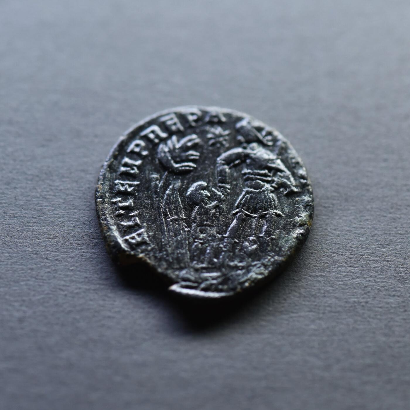 【良泉】4月16日【西方古代打制币】拍卖108件 【百分币】公元348-351年【古罗马】君士坦提乌斯二世“罗马士兵安置戴自由帽的蛮族”君士坦丁堡造币厂，3.05克