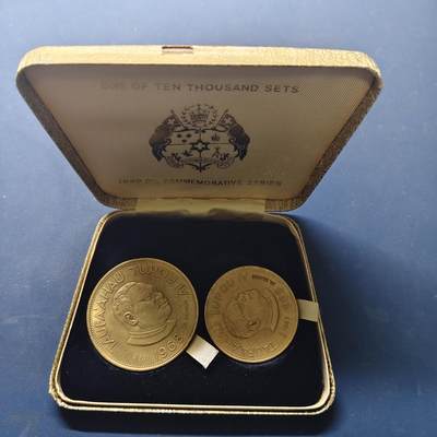 【全场包邮】纯粹捡漏拍517场 - 【少见】汤加1968年1-2潘加改刻加字1969年石油勘探镀金纪念币2枚套装-原盒-量5000