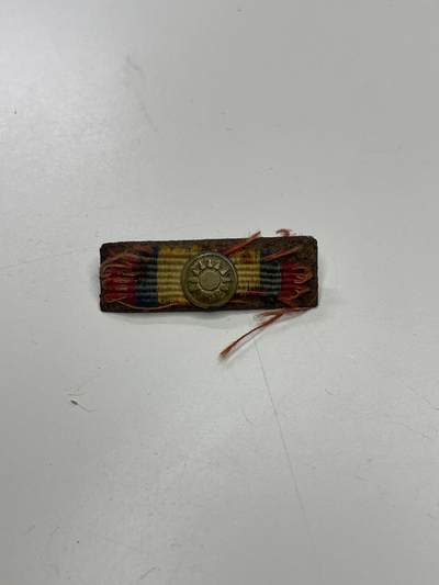 新时代收藏快速小拍 拍卖本周一线所得新货 4月2日场 - 抗战胜利奖章勋略 标标准准的大陆时期生产版 可惜品相不好了 背后编号位置腐蚀掉了 适合配章